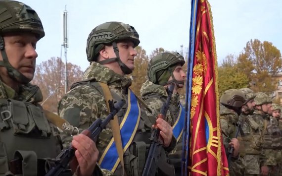 Президент Владимир Зеленский приехал в Херсон в понедельник, 14 ноября. Глава государства благодарил военных и жителей города.