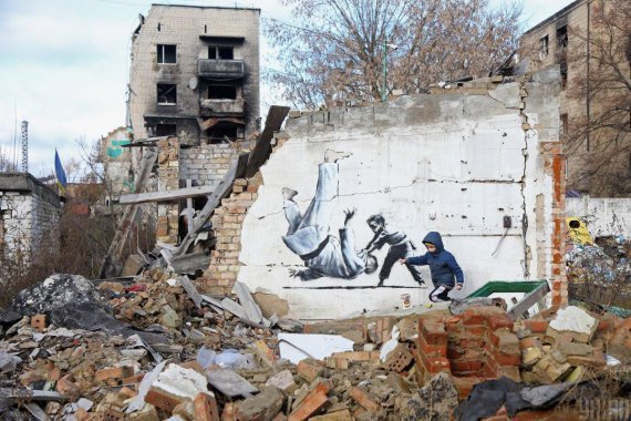 Британский уличный художник-аноним с псевдонимом Бэнкси признался, что создал семь муралов в Украине