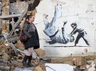 Британський вуличний художним-анонім з псевдонімом Бенксі зізнався, що створив сім муралів в Україні