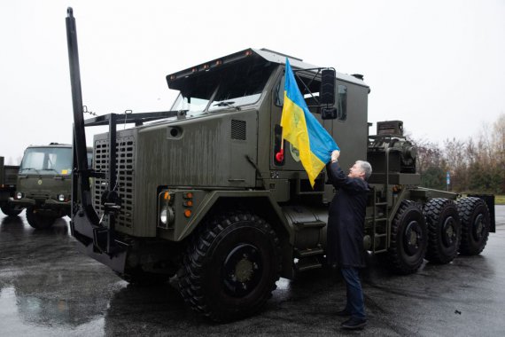 Впервые в Украине: в ВСУ едет сверхмощный тягач Oshkosh