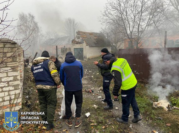 У місті Куп'янськ на Харківщині під час проведення українськими правоохоронцями ексгумації російські окупанти відкрили вогонь по місту. Загинула жінка, поранено правоохоронця.