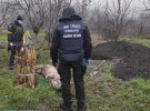 В городе Купянск Харьковской области во время проведения украинскими правоохранителями эксгумации российские оккупанты открыли огонь по городу. Погибла женщина, ранен правоохранитель.