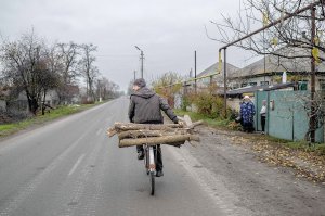 Житель села Зарічне на Донеччині везе на велосипеді дрова, 10 листопада. Населений пункт розташований поблизу лінії фронту. Кілька тижнів тому українські воїни вибили звідти російських загарбників. Але селяни лишилися без світла, води та нормального опалення