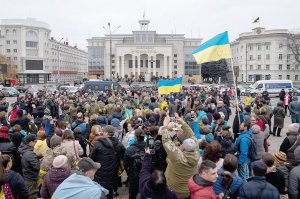 Херсонці оточили військових Збройних сил України 13 листопада. Дякують за звільнення міста. Подію святкували кілька днів. Збиралися на вулицях, танцювали, співали гімн. Кажуть, окупація нагадувала пекло, але терпіли, чекаючи українських воїнів. Зараз відчули полегшення