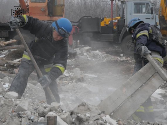 Тривають аварійно-рятувальні роботи на місці руйнування житлового будинку у місті Вільнянськ Запорізької області