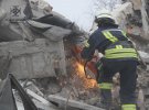 Продолжаются аварийно-спасательные работы на месте разрушения жилого дома в городе Вольнянск Запорожской области