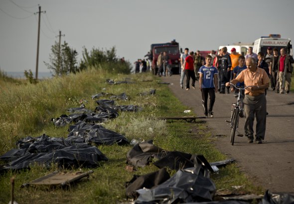 Люди на Донбасі йдуть біля тіл жертв рейсу МН-17, 19 липня 2014 року 