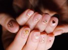 Нюдовые ногти с nail-инкрустацией также станут удачным вариантом