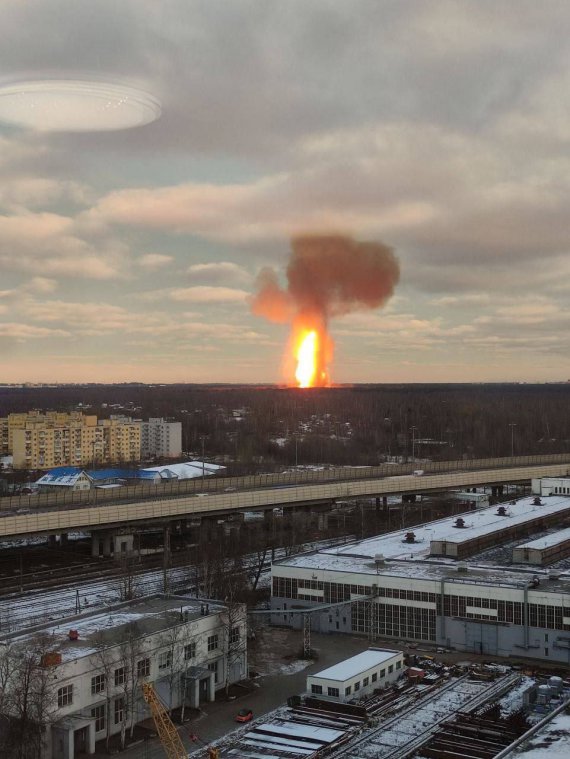 За попередніми даними, у місті Муріно під Санкт-Петербургом горить газопровід