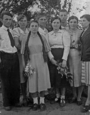Баба Зої Жук по матері — Оксана Сікачина (третя ліворуч) — народилася 1924-го. Пережила Голодомор і Другу світову війну. Весна 1947 року