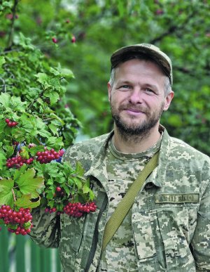 Артем ЧАПАЙ, 40 років, письменник, стрілець Збройних сил України. Справжнє ім’я – Антон Водяний. Народився 2 грудня 1981-го в Коломиї на Івано-Франківщині. Батьки – інженери-електрики Укртелекому. Закінчив гуманітарний факультет Києво-Могилянської академії за фахом ”Філософія та релігієзнавство”. Три роки навчався на юридичному факультеті академії Служби безпеки України. Працював кур’єром, вантажником, редактором англійської версії журналу ”Пізнайко”, перекладав фільми на телеканалі ”Інтер”, був репортером при Міністерстві закордонних справ. Із початком російсько-української війни працював репортером видання ”Інсайдер” на Донбасі. Із 27 лютого 2022-го – доброволець, солдат. Автор чотирьох романів і п’яти книжок у жанрі нонфікшн. За враженнями півторарічних мандрів Америкою написав книжку ”Авантюра”. Прожив близько двох років у Мексиці, після чого створив тревелоґ ”Подорож із Мамайотою в пошуках України”. Співзасновник громадського руху ”Збережи старий Київ”. Остання прочитана книжка – Лю Цисінь ”Проблема трьох тіл”. Подобається фільм ”Залягти на дно в Брюгґе” ірландця Мартіна Мак-Дони. Слухає Тома Вейтса, Тупака Шатура і Skofka. У шлюбі. Дружина – 34-річна Оксана – соціологиня. Виховують синів Устима, 10 років, і Омеляна, 8 років. Захоплюється вуличною фотографією. Смакують овочеві салати й кава. До війни жив у Києві