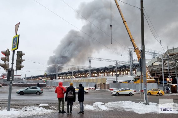 В районе трех вокзалов в центре Москвы 20 ноября загорелось складское здание