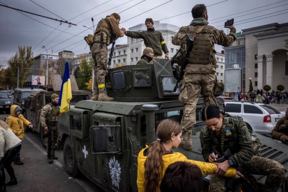 Украинские солдаты на центральной площади Херсона, 16 ноября