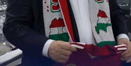 Орбан надел на себя провокационный шарф