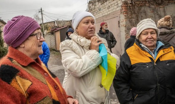 «Щоразу, коли наша армія обстрілювала росіян, вони вивозили рештки тіл на звалище і спалювали», - каже Ірина (в центрі)