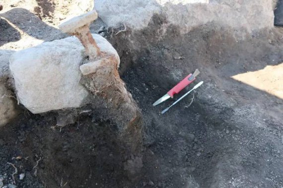 Археологи нашли два меча викингов возрастом 1200 лет