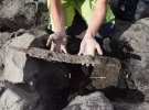 Археологи знайшли два меча вікінгів віком 1200 років