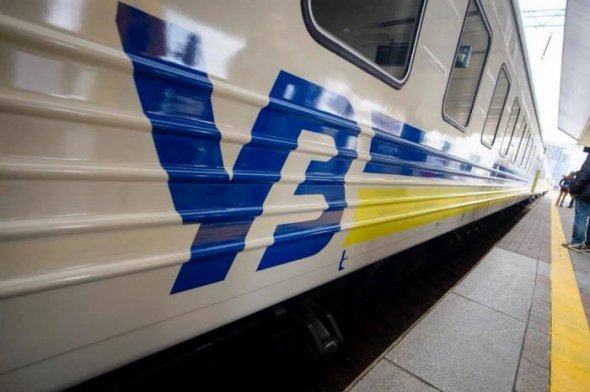 Потяги затримуються через пошкодження інфраструктури і відсутність напруги в контактній мережі, пояснили в Укрзалізниці.