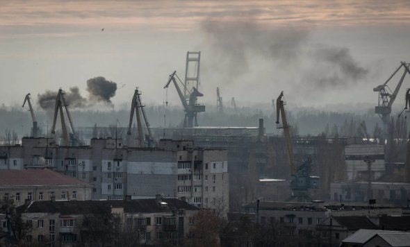 Дим від російського артилерійського обстрілу піднімається в середу над Херсоном, який на цьому тижні зазнавав щоденних обстрілів 