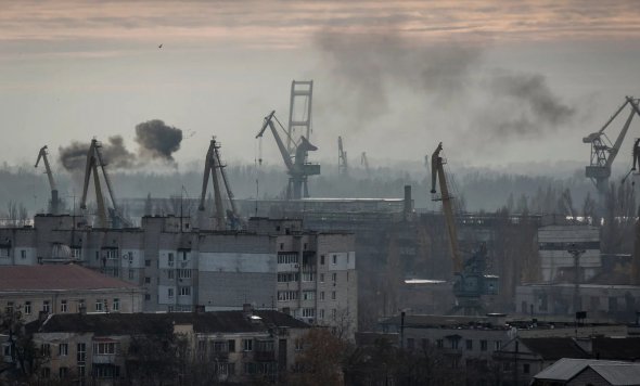 Дым от российского артиллерийского обстрела поднимается в среду над Херсоном, который на этой неделе подвергался ежедневным обстрелам