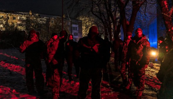Поліція та військові біля житлового будинку, в який потрапила російська ракета, у середу у Вишгороді, передмісті Києва 