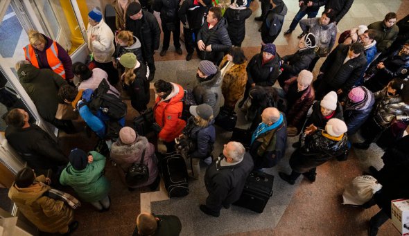 Сотні українців у черзі, щоб сісти на евакуаційний поїзд у Херсоні 