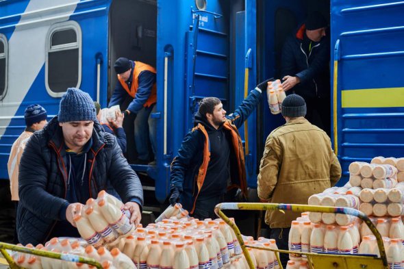 На залізничних станціях людей чекали волонтери з їжею, водою, ліками