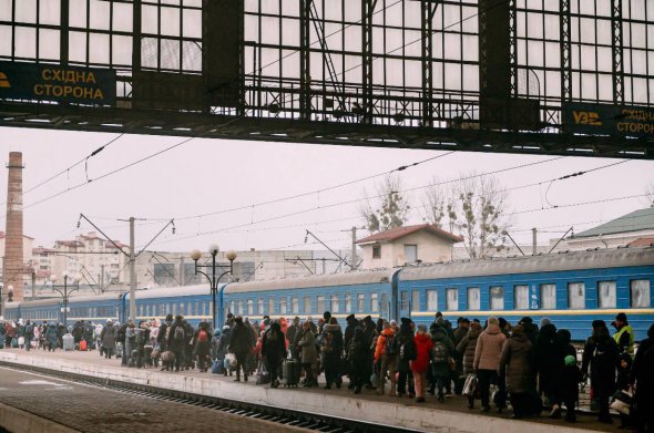 Через російські ракетні удари потяги часто затримувались. Однак машиністи, іноді навіть під час обстрілів, продовжували рух