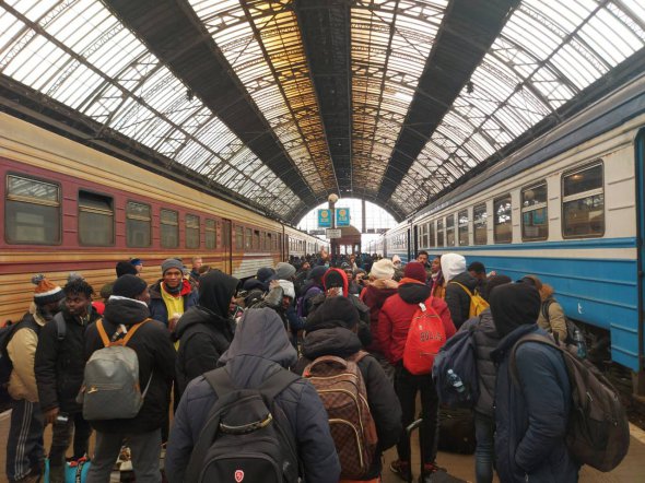 В один поезд сажали до 3 тыс. пассажиров. Ежедневно совершали 7-8 рейсов, однако мест все равно не хватало