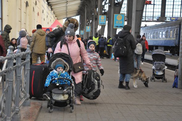 Подавляющее большинство эвакуированных – женщины и дети. Часто на поезде доставляли гуманитарку