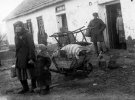 Украинских крестьян выгоняют из дома. Донетчина, начало 1930-х годов.