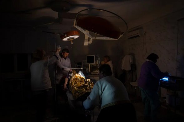 Врачи в Херсоне оперируют 13-летнего пациента во время отключения электричества во вторник