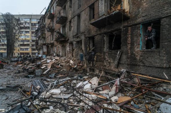 Прибирання завалів житлового будинку, ураженого російськими ракетами, у Вишгороді, четвер 