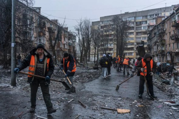 Прибирання двору у Вишгороді, четвер 