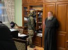 Служба безопасности Украины нашла в помещении Российской православной церкви на Буковине методички из Москвы, российское гражданство и удостоверения оккупантов.