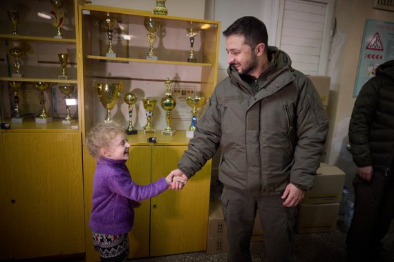 Президент Владимир Зеленский приехал в Вышгород Киевской области. Встретился с детьми.