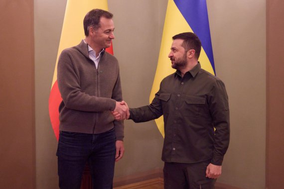 Президент Украины Владимир Зеленский и премьер-министр Бельгии Александр Де Кроо на встрече в Киеве в субботу подписали декларацию о поддержке членства Украины в ЕС и НАТО