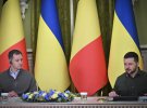 Президент Украины Владимир Зеленский и премьер-министр Бельгии Александр Де Кроо на встрече в Киеве в субботу подписали декларацию о поддержке членства Украины в ЕС и НАТО