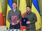 Президент України Володимир Зеленський та прем'єр-міністр Бельгії  Александр Де Кроо на зустрічі в Києві у суботу підписали декларацію щодо підтримки членства України в ЄС і НАТО