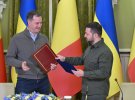 Президент Украины Владимир Зеленский и премьер-министр Бельгии Александр Де Кроо на встрече в Киеве в субботу подписали декларацию о поддержке членства Украины в ЕС и НАТО