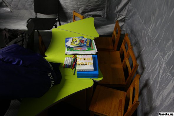 В каждой палатке есть небольшая детская зона с книжками, раскрасками и игрушками