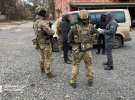 У Херсоні затримали трьох колаборантів російських окупантів, які незаконно ув'язнювали у слідчому ізоляторі українських патріотів.