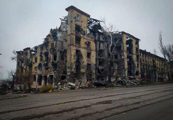 Російські окупанти зруйнували історичний центр міста Маріуполь у Донецькій області.