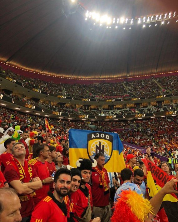На матчі ЧС-2022 Іспанія – Німеччина підняли прапор із символікою полку "Азов"