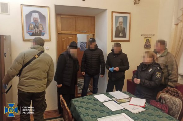 СБУ и Национальная полиция обыскали Почаевскую духовную семинарию и Ивано-Франковскую епархию РПЦ в Украине. 