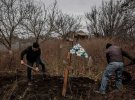 В Херсонской области нашли новое захоронение людей, которых убили российские террористы. В могиле обнаружили шестерых охранников и девушку-подростка