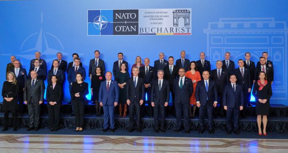 На саміті у Бухаресті міністри закордонних справ країн-членів НАТО зустрілися з міністром закордонних справ України Дмитром Кулебою і пообіцяли постійну підтримку у боротьбі з російською агресією.
