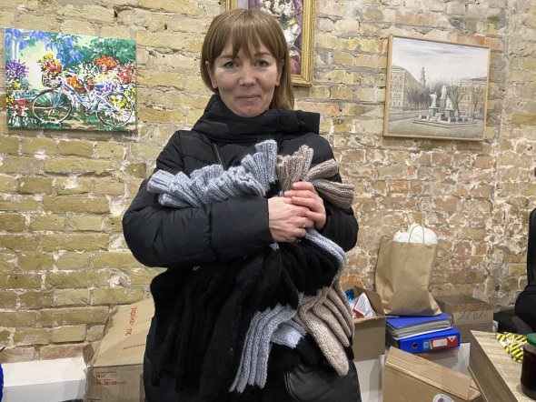 Наталія Шинкарчук каже, що як зробить сотню пар шкарпеток, перемога буде за Україною. Фото з особистого архіву руху "Зігрій"