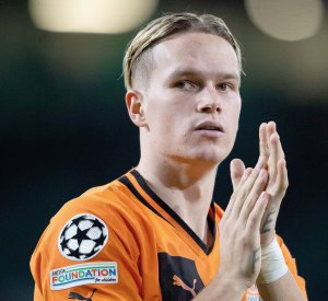 Михайло Мудрик — уродженець Краснограда, Харківщина. Вихованець харківського ”Металіста”. З 2018 року грає за донецький ”Шахтар”. Став найшвидшим гравцем групового турніру Ліги чемпіонів 2022/23, розігнався до 36,6 км/год. У цих змаганнях забив три м’ячі і зробив дві результативні передачі