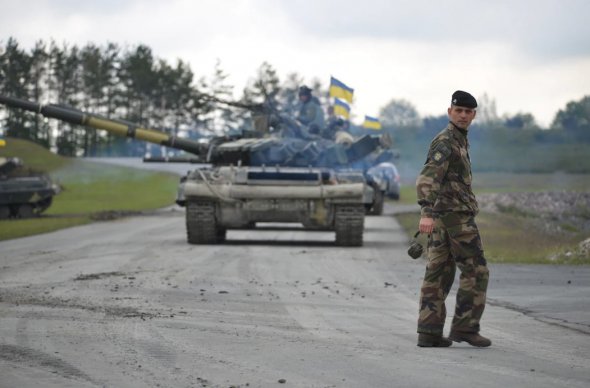 Українські танки Т-64БМ готуються до навчань із бойовою стрільбою у 2017 році на полігоні Армії США в Графенвері, Німеччина, де американські військові багато років тренують українські сили 